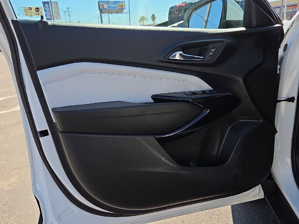 Used 2025 Chevrolet Trax LT FWD image 13