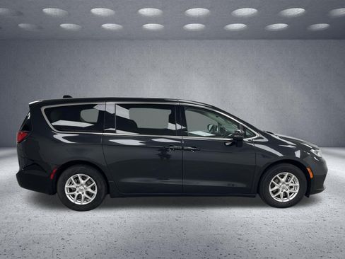 Used 2023 Chrysler Pacifica Touring-L FWD image 6
