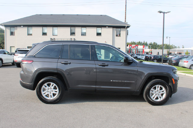 Used 2024 Jeep Grand Cherokee Laredo RWD image 6