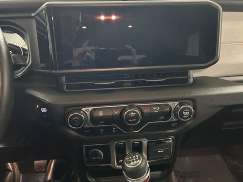 Used 2025 Jeep Wrangler Sport AWD/4WD image 17