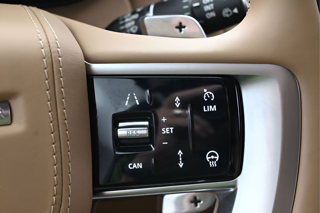 Used 2025 Land Rover Range Rover SE AWD/4WD image 19
