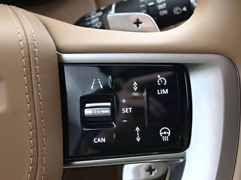 Used 2025 Land Rover Range Rover SE AWD/4WD image 19