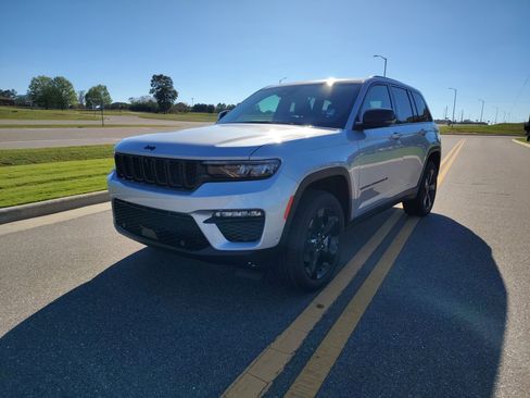 New 2025 Jeep Grand Cherokee Limited w/ Luxury Tech Group II RWD image 4