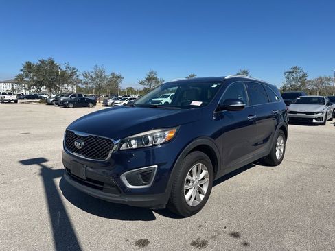 Used 2017 Kia Sorento LX image 4