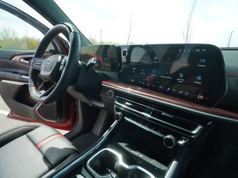 Used 2025 Chevrolet Traverse RS AWD/4WD image 32