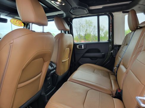 Used 2023 Jeep Wrangler Unlimited Sahara w/ Cold Weather Group AWD/4WD image 17
