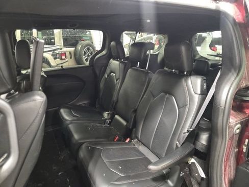Used 2020 Chrysler Pacifica Touring-L FWD image 13