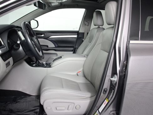 Used 2019 Toyota Highlander XLE AWD/4WD image 31