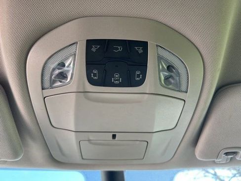 Used 2023 Chrysler Pacifica Touring-L FWD image 21