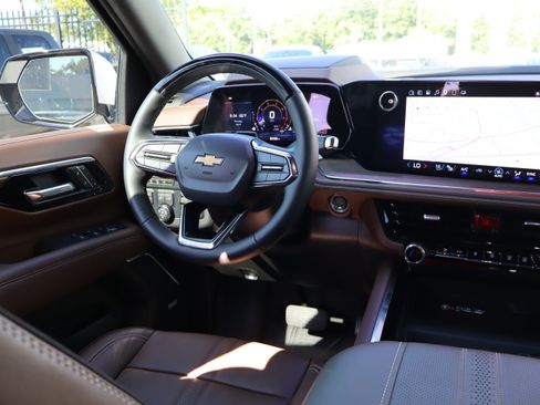 Used 2025 Chevrolet Suburban High Country AWD/4WD image 15