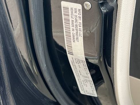 Used 2023 Chrysler Pacifica Touring-L FWD image 39