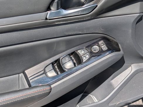 Used 2025 Nissan Altima 2.5 SR w/ SR Premium Package AWD/4WD image 14