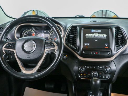 Used 2018 Jeep Cherokee Limited FWD image 17