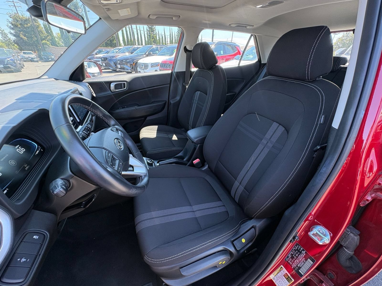 Used 2025 Hyundai Venue SEL FWD image 35