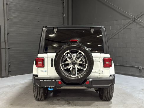 Used 2024 Jeep Wrangler Unlimited w/ Convenience Group AWD/4WD image 5