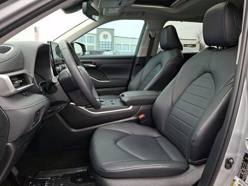 Used 2023 Toyota Highlander XLE image 18