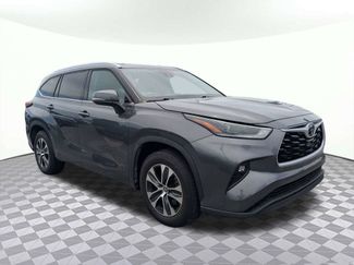 Used 2021 Toyota Highlander XLE FWD video 1