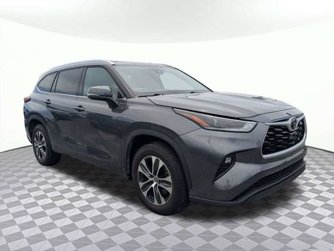 Used 2021 Toyota Highlander XLE FWD image 1