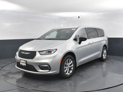 New 2026 Chrysler Pacifica Select AWD/4WD image 4