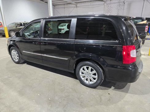 Used 2013 Chrysler Town & Country Touring image 7