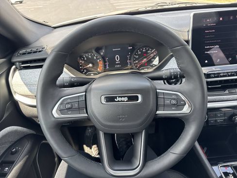Used 2023 Jeep Compass Latitude AWD/4WD image 14