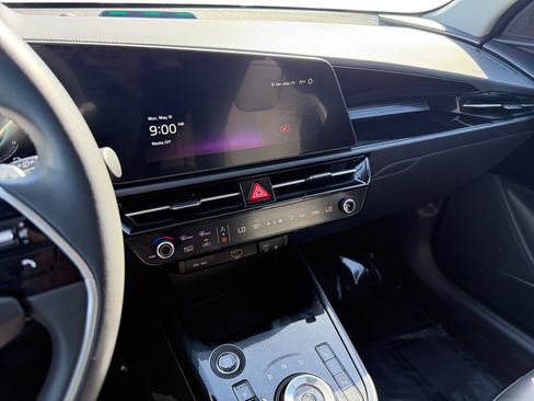 Used 2025 Kia Niro EX FWD image 12