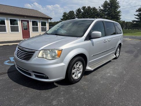 Used 2011 Chrysler Town & Country Touring FWD image 15