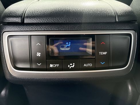 Used 2019 Toyota Highlander XLE image 11