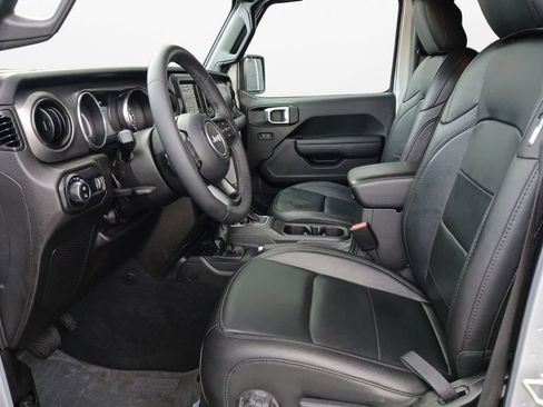 Used 2023 Jeep Gladiator Sport AWD/4WD image 19