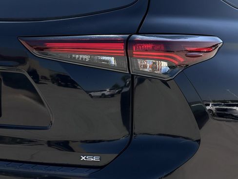Used 2024 Toyota Highlander XSE FWD image 10