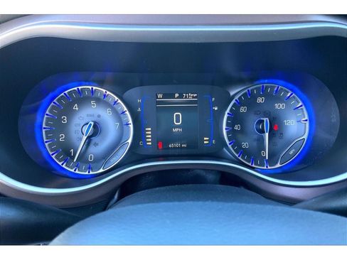 Used 2022 Chrysler Voyager LX FWD image 22