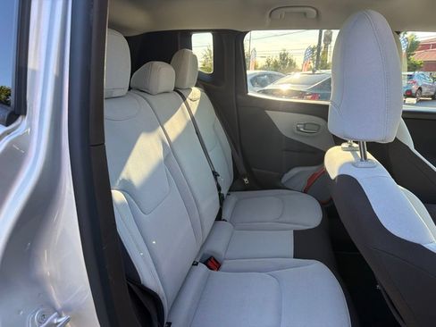 Used 2015 Jeep Renegade Latitude FWD image 25
