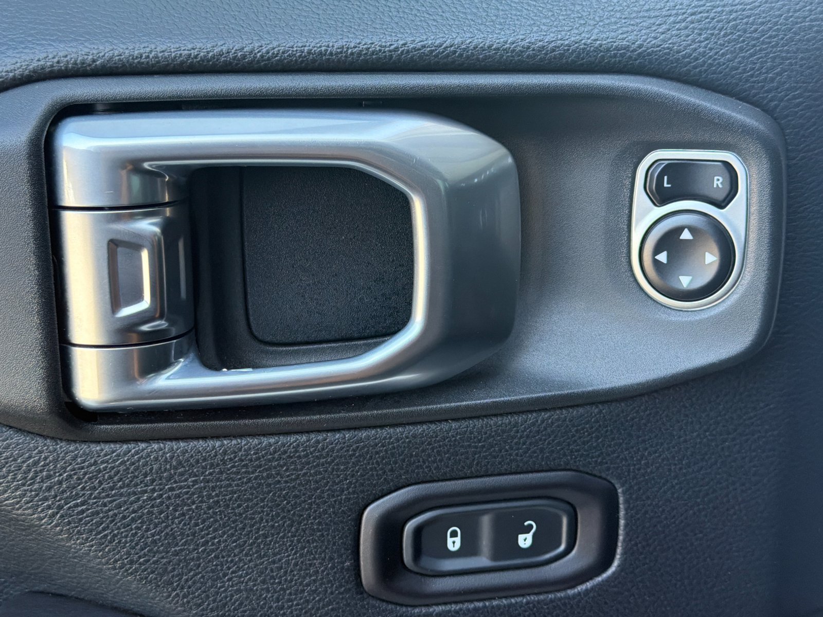 Used 2018 Jeep Wrangler Unlimited Sahara AWD/4WD image 12