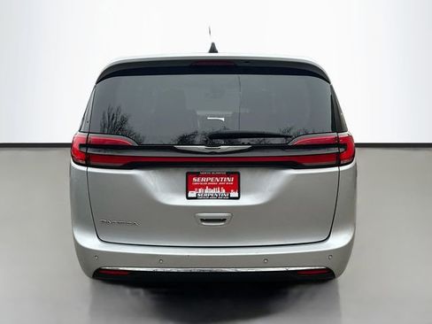 Used 2023 Chrysler Pacifica Touring-L image 7