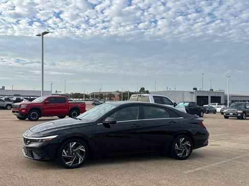Used 2025 Hyundai Elantra SEL FWD image 13