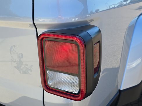 Used 2022 Jeep Gladiator Sport image 11