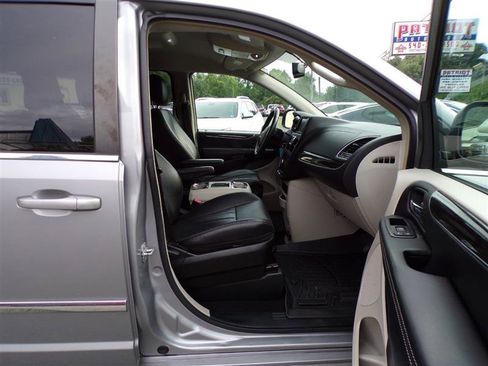 Used 2014 Chrysler Town & Country Touring FWD image 17
