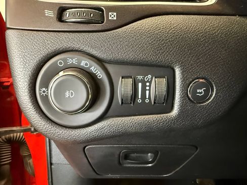 Used 2021 Jeep Cherokee Trailhawk w/ Technology Group AWD/4WD image 18
