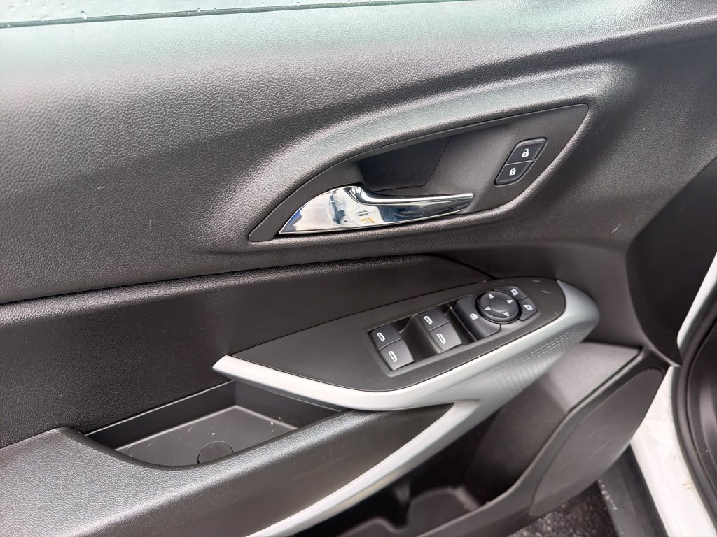Used 2024 Chevrolet Trax LS w/ LS Convenience Package FWD image 13