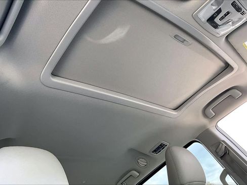 Used 2015 Toyota Sienna XLE image 14