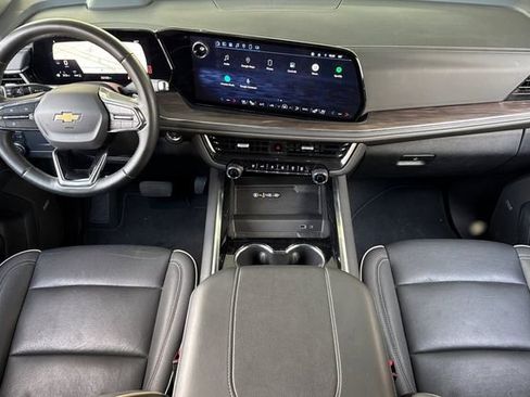 Used 2025 Chevrolet Suburban Premier image 13