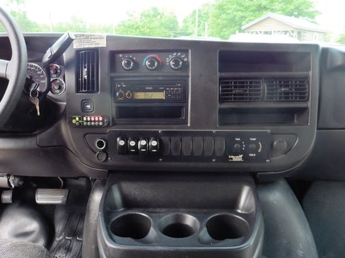 Used 2014 Chevrolet Express 4500 w/ Shuttle Bus Package image 17