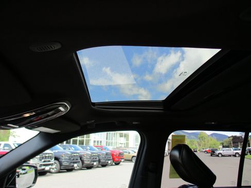 Used 2026 Jeep Grand Cherokee Altitude AWD/4WD image 10