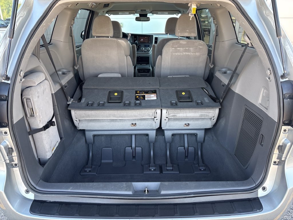 Used 2020 Toyota Sienna LE FWD image 42