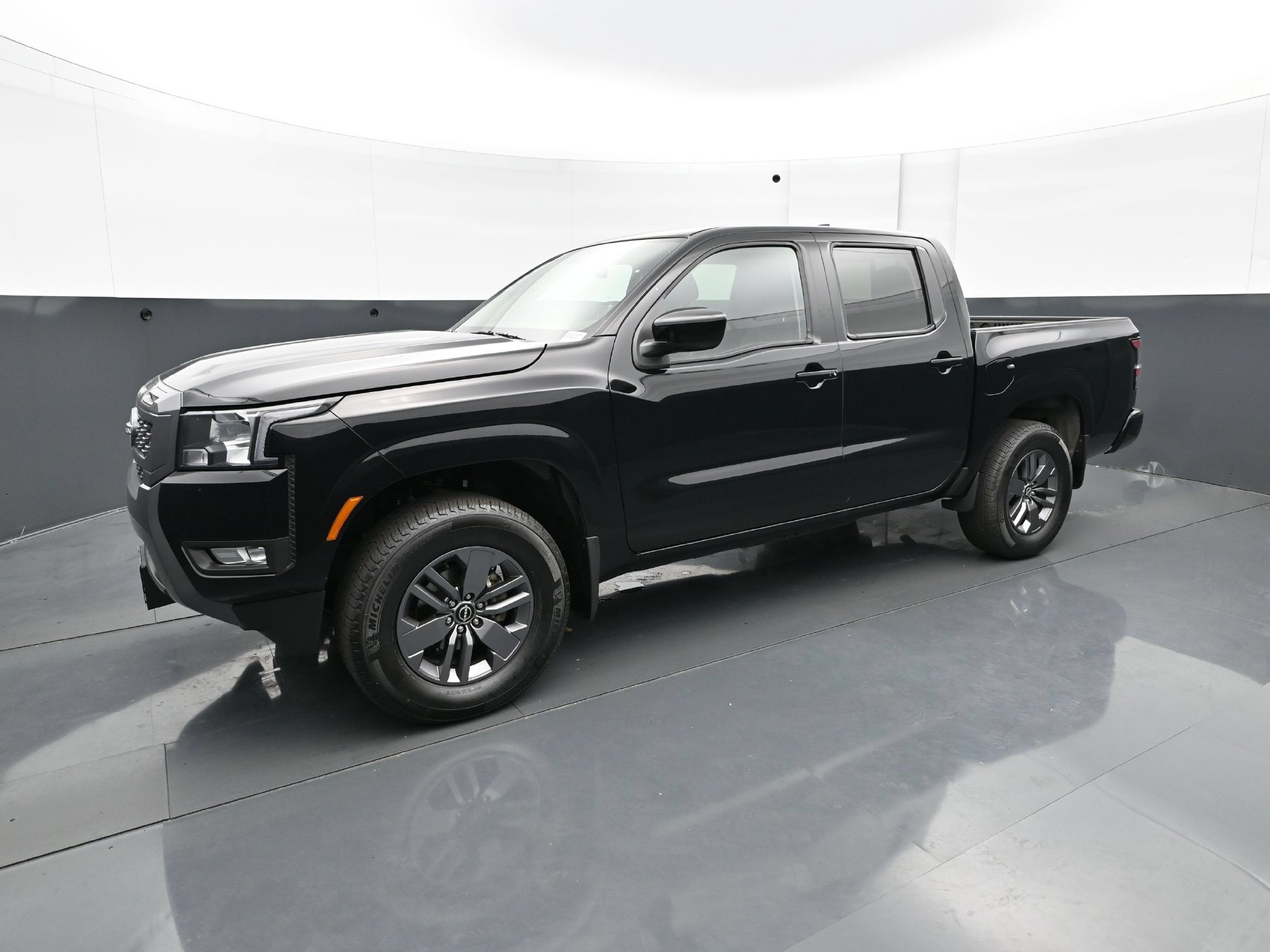 Used 2025 Nissan Frontier SV w/ SV Convenience Package AWD/4WD image 2