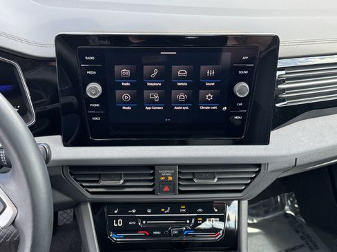 Used 2025 Volkswagen Jetta SE w/ Sunroof Package FWD image 24