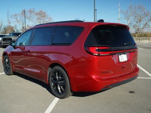 New 2026 Chrysler Pacifica Limited w/ Uconnect Theater Family Group image 5