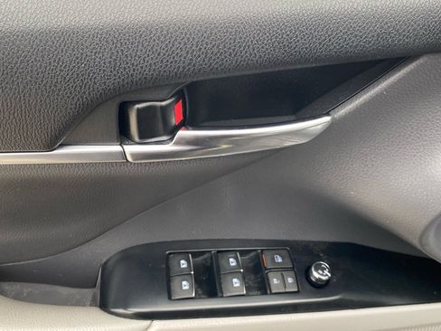 Used 2020 Toyota Camry XLE image 17