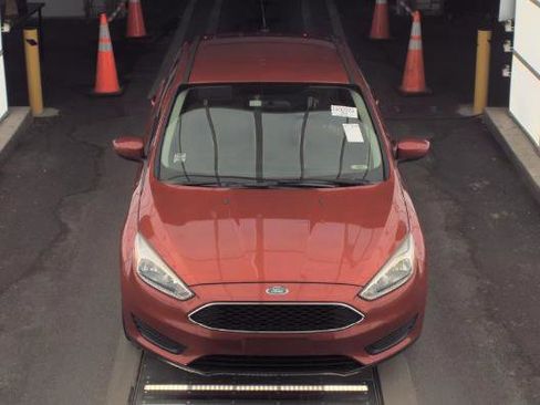 Used 2018 Ford Focus SE FWD image 2
