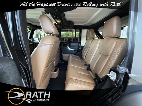 Used 2018 Jeep Wrangler Unlimited Rubicon w/ Connectivity Group AWD/4WD image 17